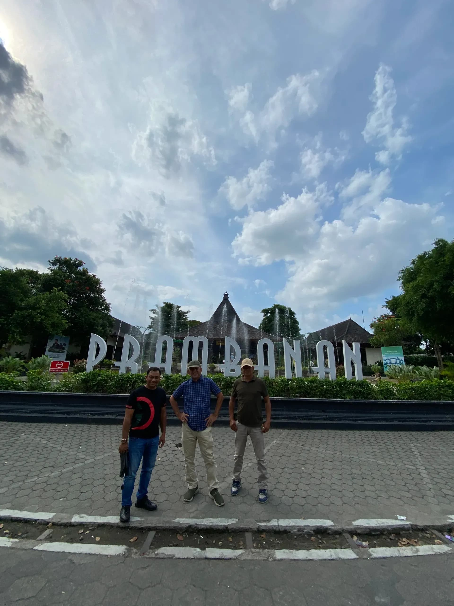 Foto Kebersamaan Rombongan di Destinasi Wisata Jogja