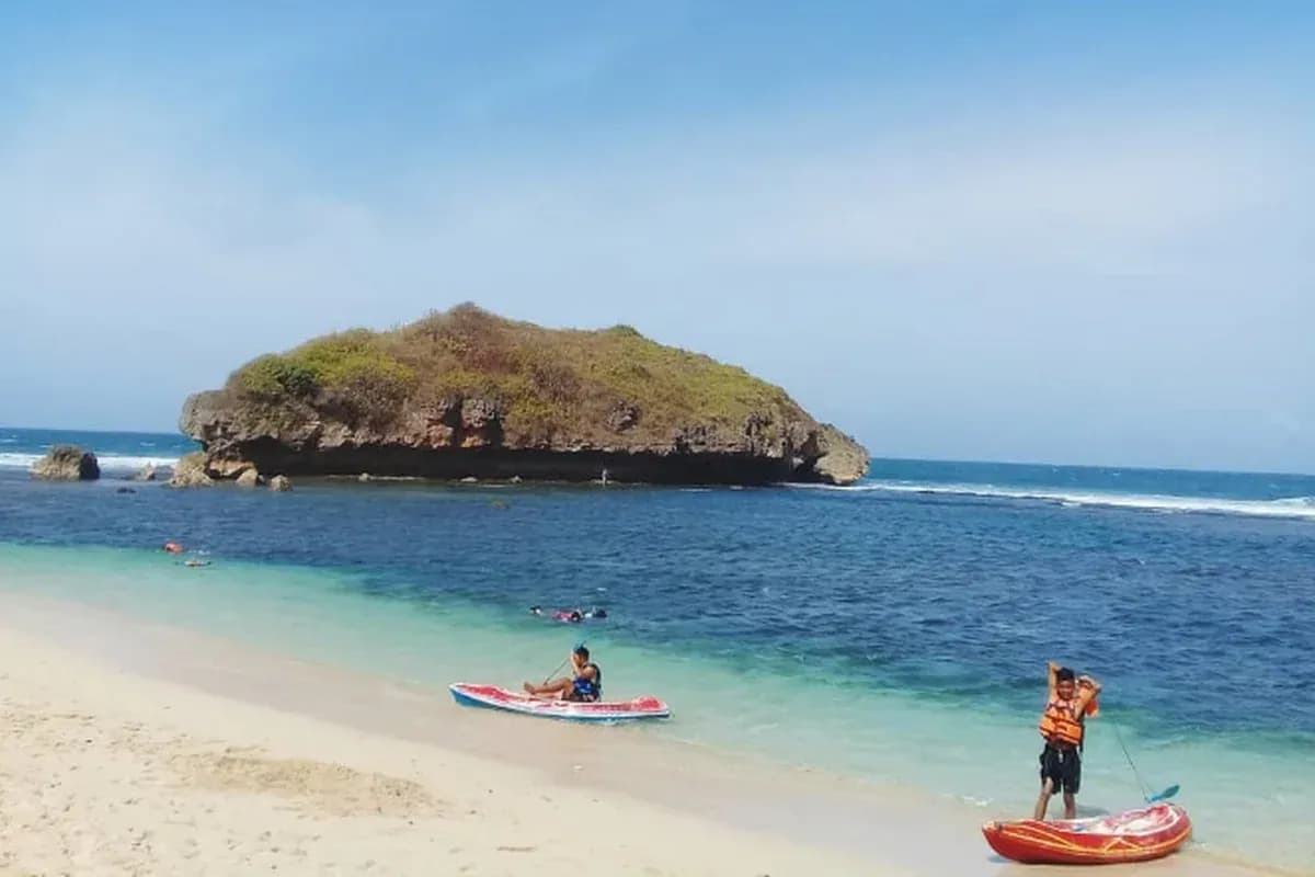 Hamparan Pasir Putih Pantai Sadranan Gunungkidul